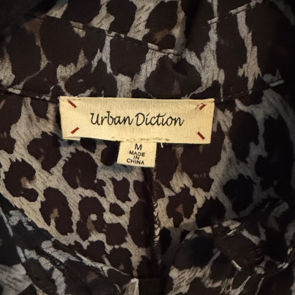 URBAN DICTION Leopard Print Sleeveless Button Down Top - Picture 4 of 6